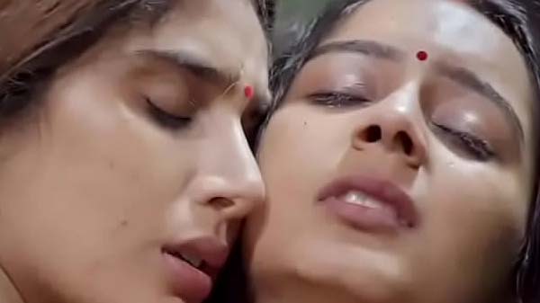 Indian lesbian bhabhi ek dusre ke sath sex karti hui