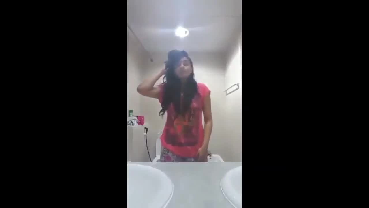 Cute gf showing nude in bathroom