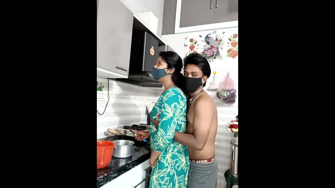 Bhabhi khana bana rahi Devar doodh pee raha